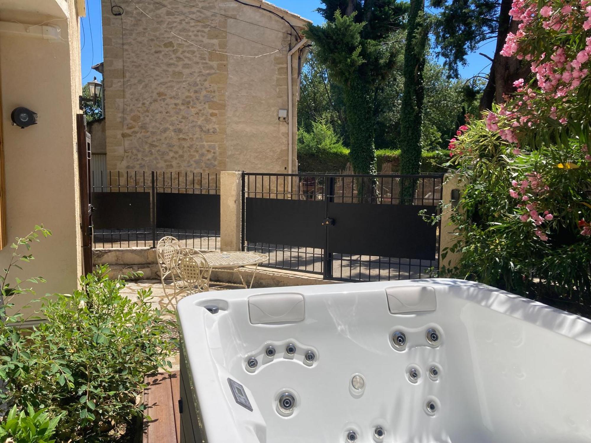 Le Studio D Aurelie Avec Spa Ete En Pleine Campagne Et Proche De Toute Commodite Roquemaure  Exteriör bild