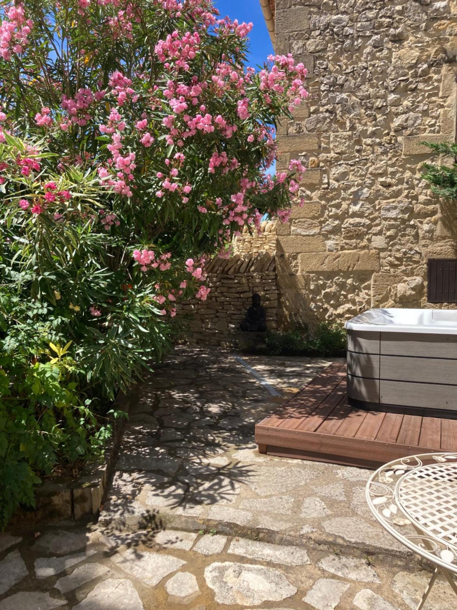 Le Studio D Aurelie Avec Spa Ete En Pleine Campagne Et Proche De Toute Commodite Roquemaure  Exteriör bild