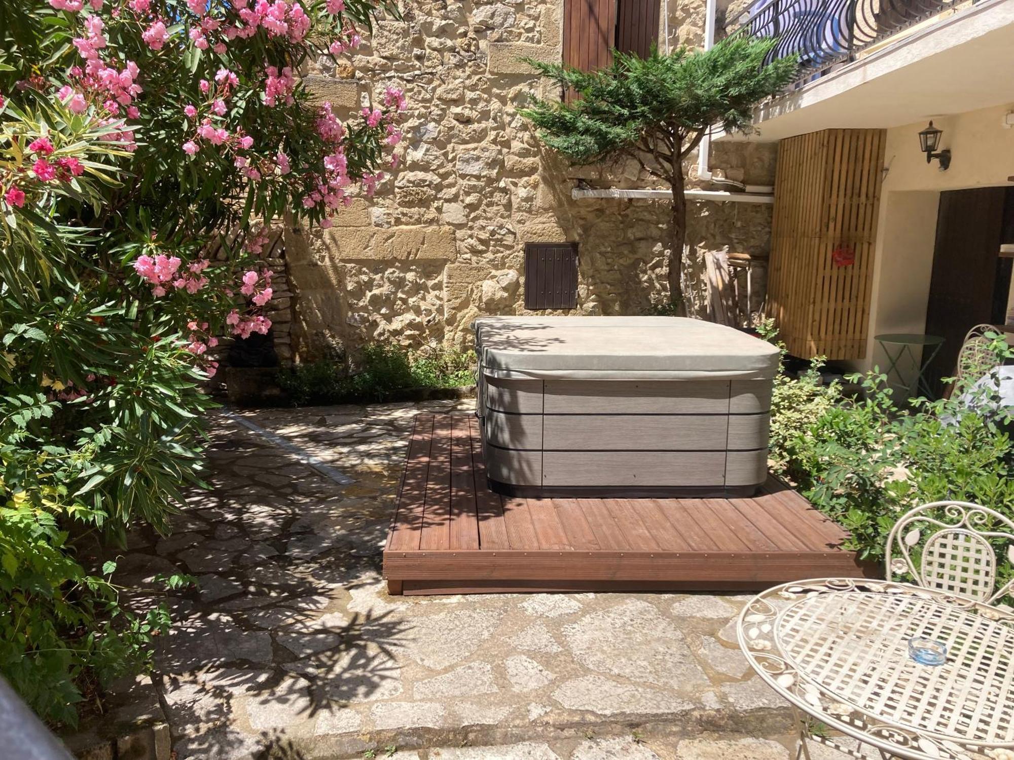 Le Studio D Aurelie Avec Spa Ete En Pleine Campagne Et Proche De Toute Commodite Roquemaure  Exteriör bild