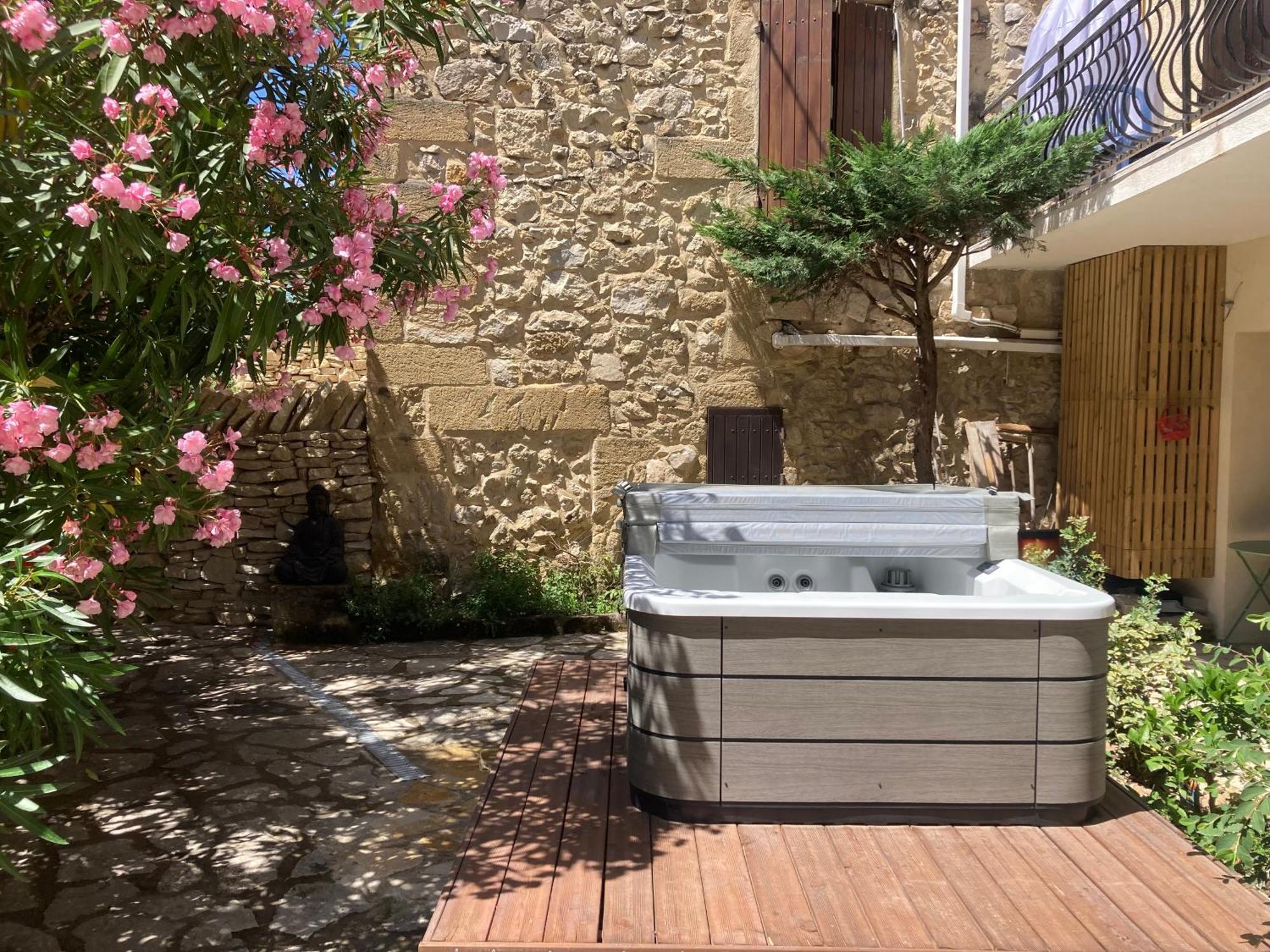 Le Studio D Aurelie Avec Spa Ete En Pleine Campagne Et Proche De Toute Commodite Roquemaure  Exteriör bild